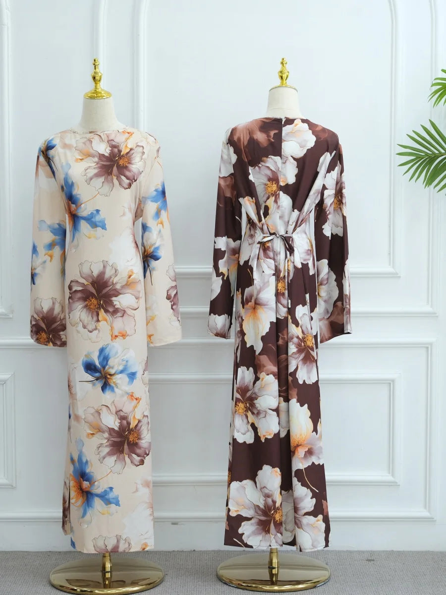 Lange, fließende Abaya für Damen mit floralem Muster in Braun-, Creme- und Blautönen.