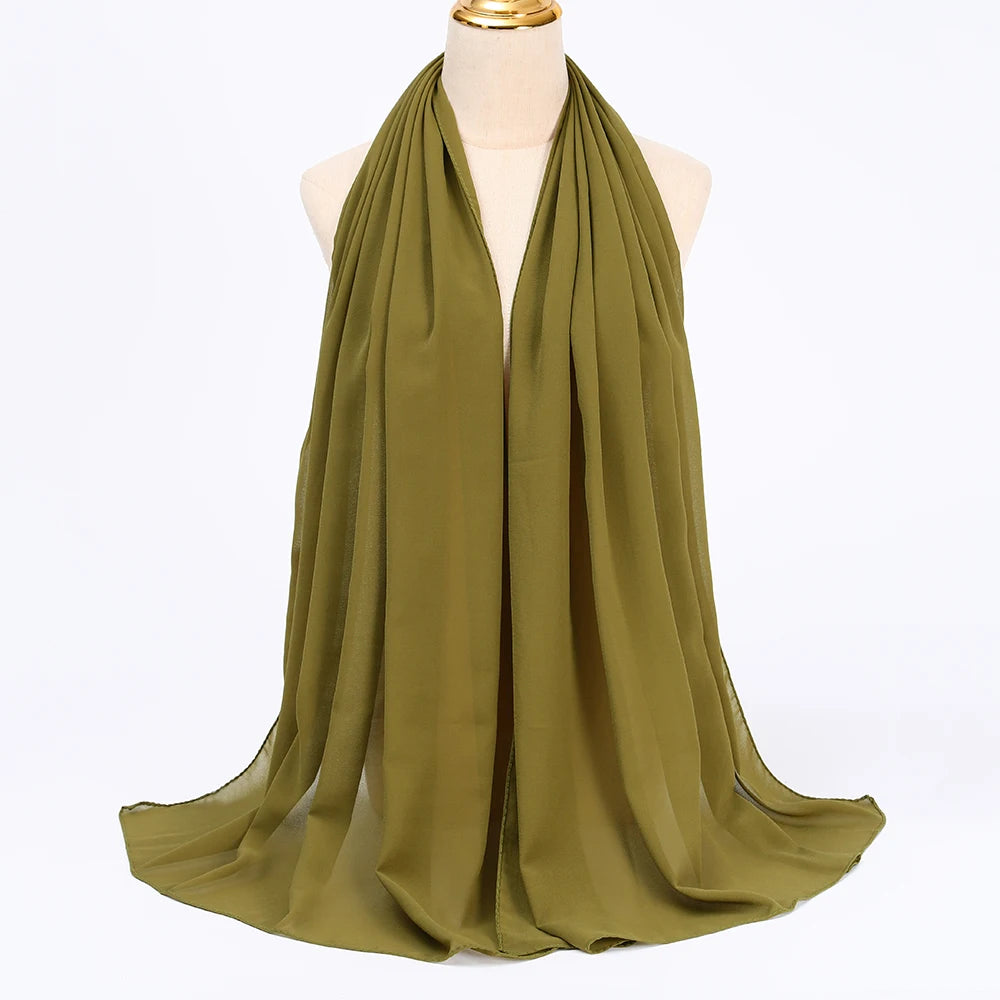 Eleganter olivgrüner Chiffon-Hijab-Schal um den Hals einer Mannequin