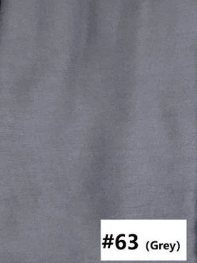 Gros plan sur un foulard modal hijab gris uni et multicolore.