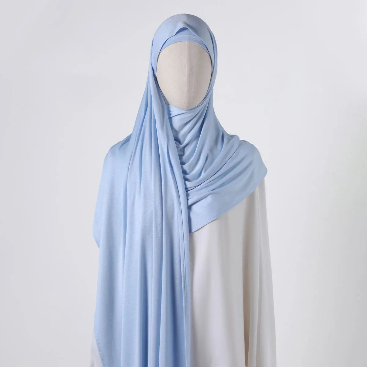 Helles blaues Chiffon-Schal über den Kopf und die Schultern eines Mannequins drapiert.
