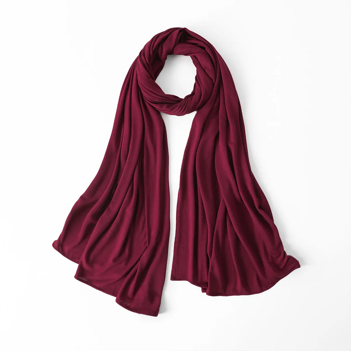 Tiefburgunder-Chiffon-Schal in einer Schleife, gezeigt vor weißem Hintergrund.