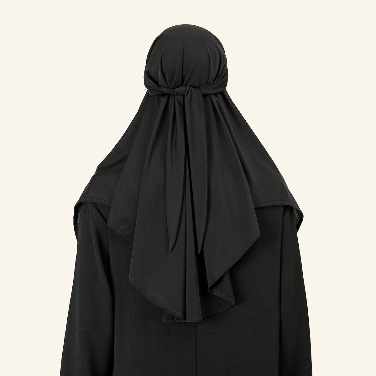 Ein schwarzer bequemer Modal-Jersey-Hijab-Schal über einem Kleidungsstück drapiert.