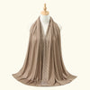 Beige Chiffon-Hijab-Schal mit schimmernden Rhinestones auf einem weißen Mannequin.