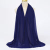 Tiefblaue Chiffon-Hijab-Schal elegant auf einem Mannequin drapiert.