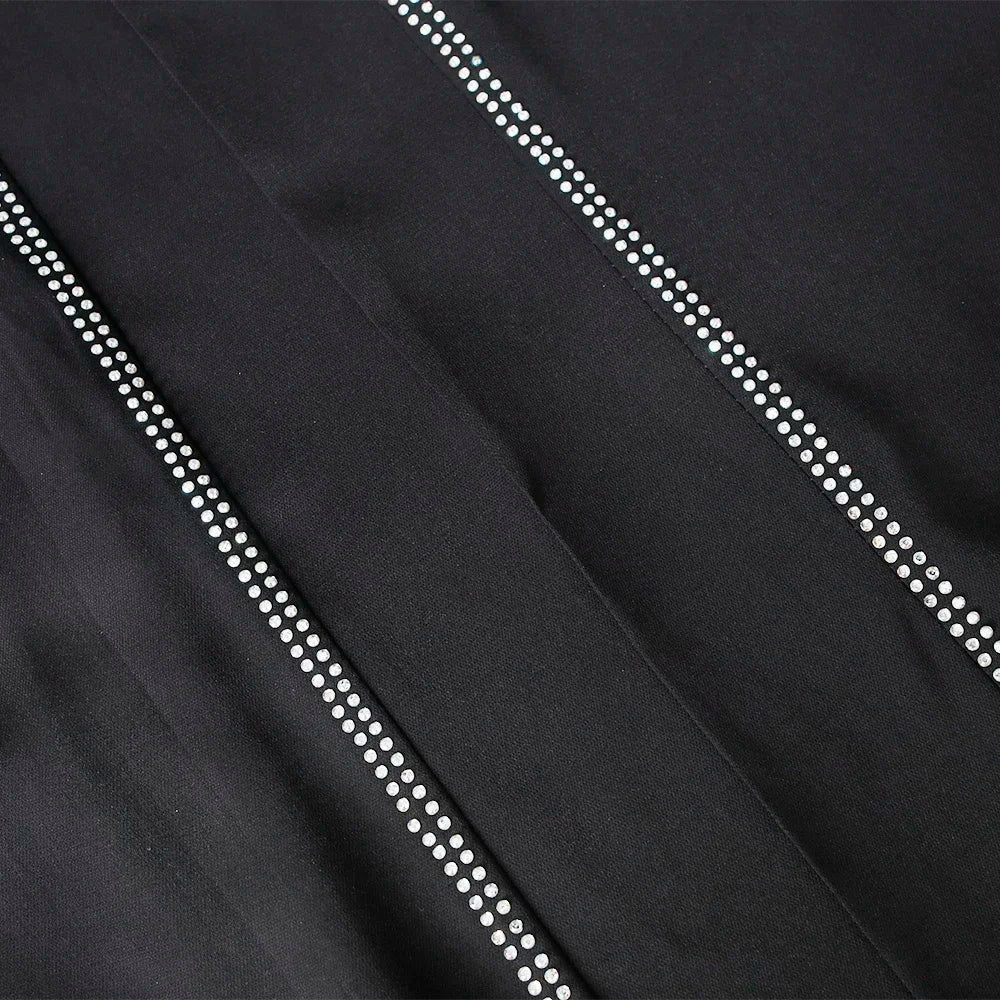 Elegante tela negra de abaya con una línea decorativa de pequeños puntos blancos en la manga o borde.