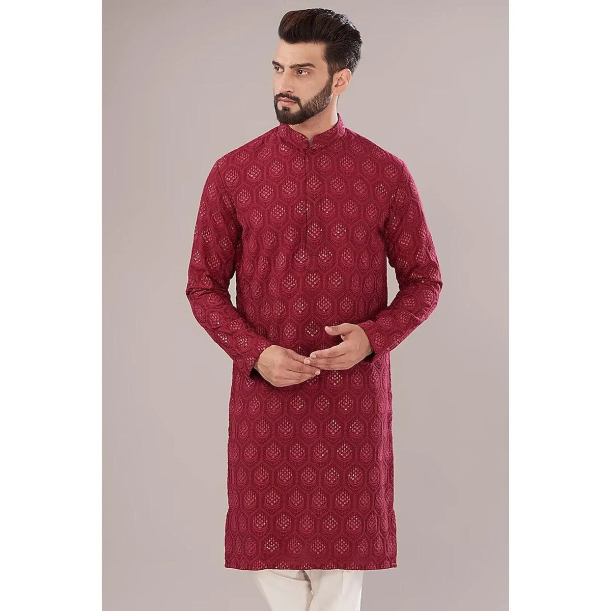 Un hombre vistiendo un jubba thobe tradicional color granate para la vestimenta islámica.