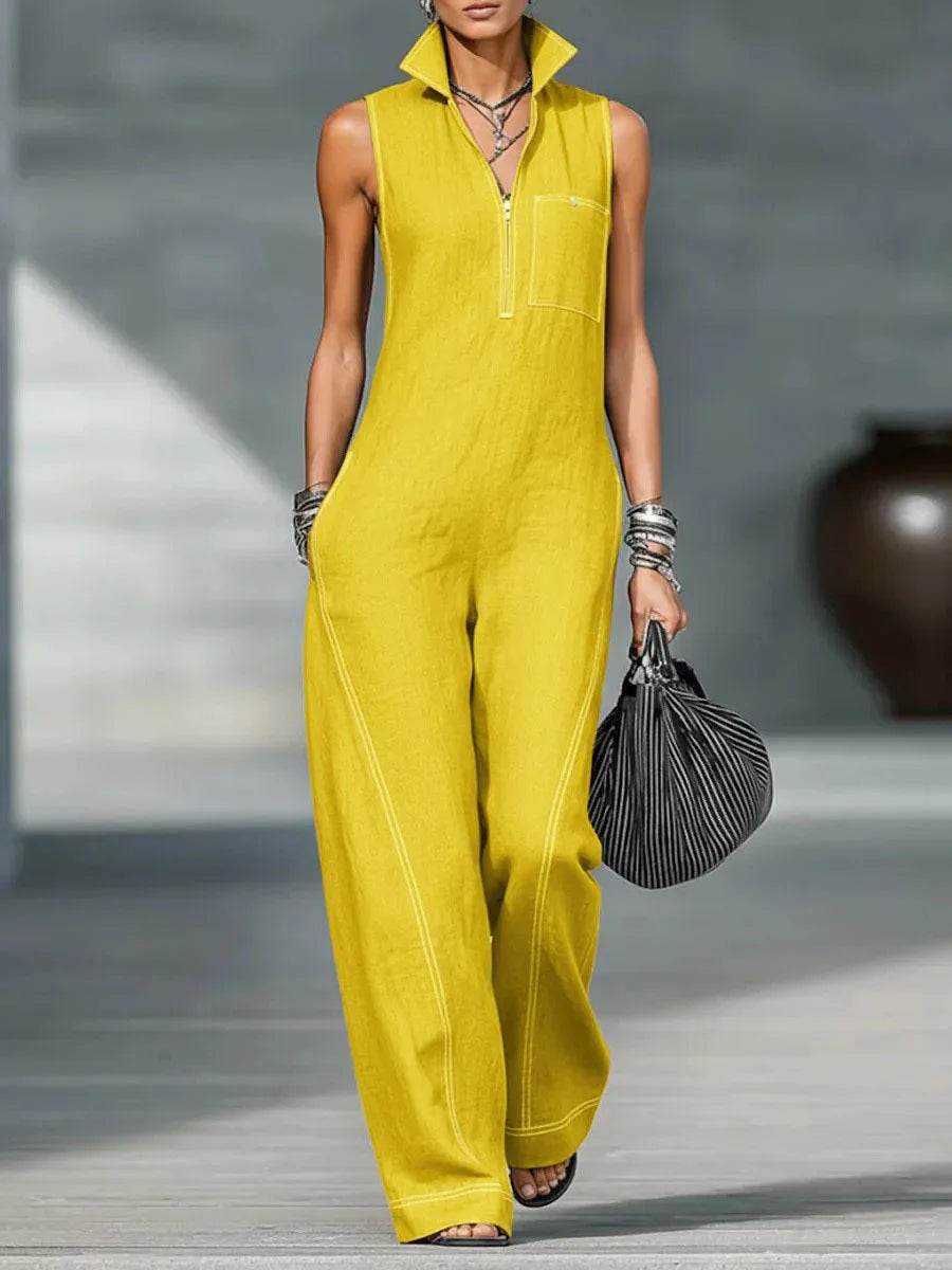 Una modelo lleva un mono sin mangas de punto relajado y amarillo brillante con cuello y cremallera frontal.