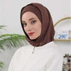 Une femme portant un bonnet hijab instant brun à double couche et un haut blanc.