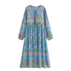 Langes Boho-Maxikleid mit blau-violetten und rosa Blumenmustern.