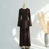 Una elegante abaya de manga larga marrón oscuro mostrada en un maniquí.