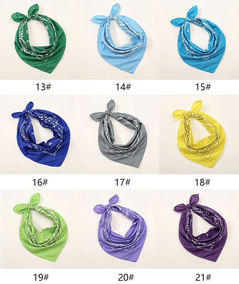 Collection de vingt et un foulards en coton pour la tête ou bandanas, dans diverses nuances de vert, bleu, jaune et violet