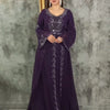 Eine Frau trägt ein elegantes lila Chiffon-Abaya-Kleid mit Rüschenärmeln und silbernen Verzierungen.