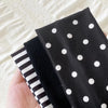 Schwarze Polka-Dot-Haube mit schwarzem Rippstrang und gestreifter Akzent.