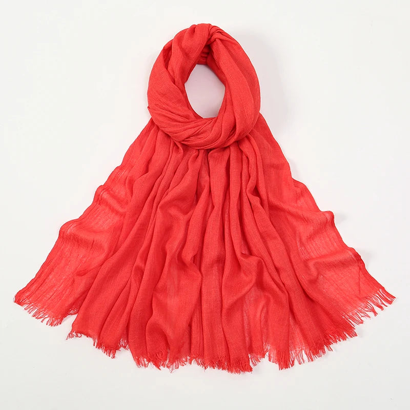 Pañuelo de modal de bambú rojo coral vibrante, anudado y drapeado como chal fluido.