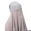 Un conjunto de hijab y chal de gasa instantánea gris claro exhibido contra un fondo blanco.