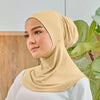 Une femme portant un hijab et un foulard beige, regardant sur le côté sur un fond vert flou.