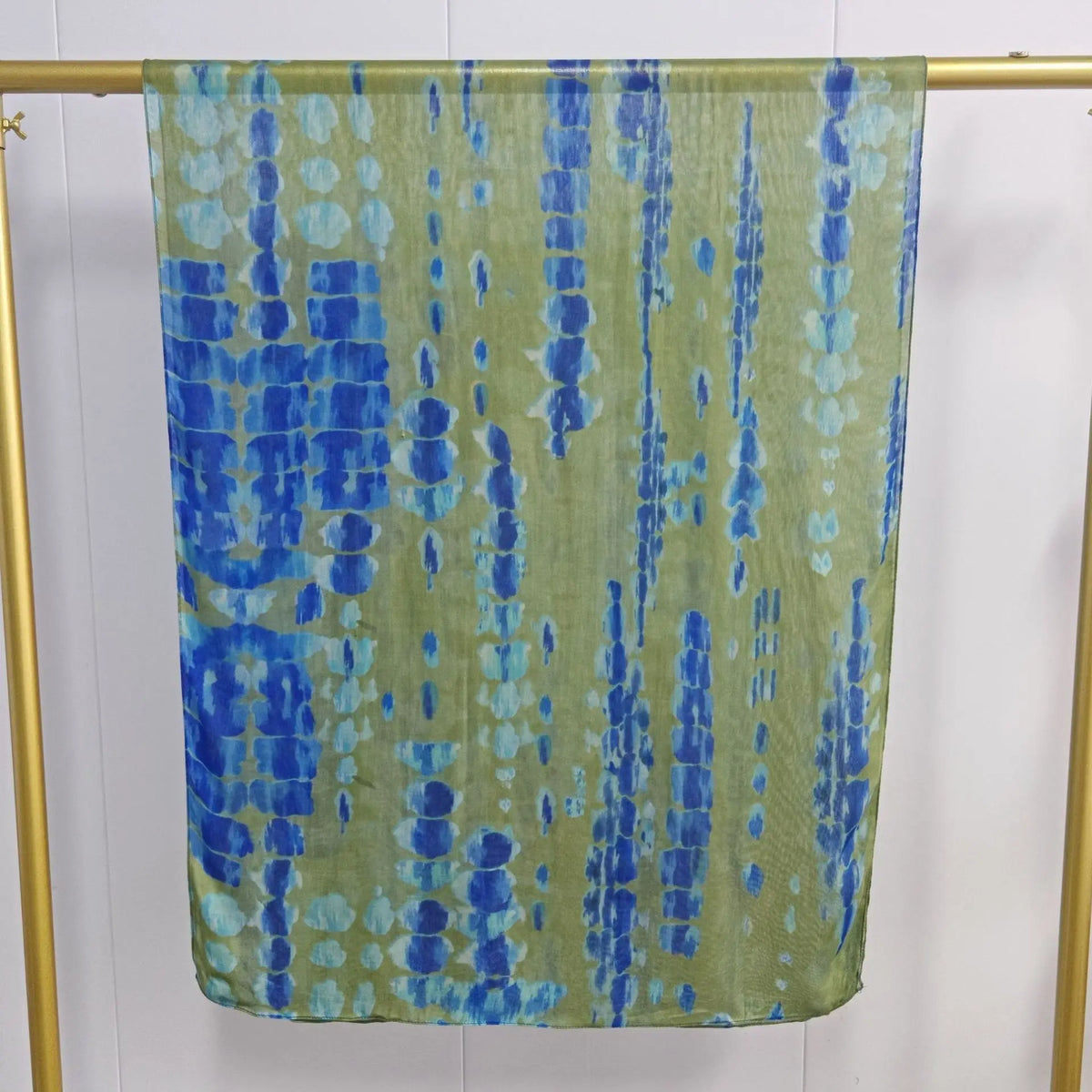 Vertikaler Schal mit Aquarelldruck in Blau- und Türkist-Pinselstrichen auf moosgrünerem Hintergrund.