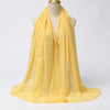 Helles gelbes Chiffon-Hijab-Schal um den Hals einer Mannequin