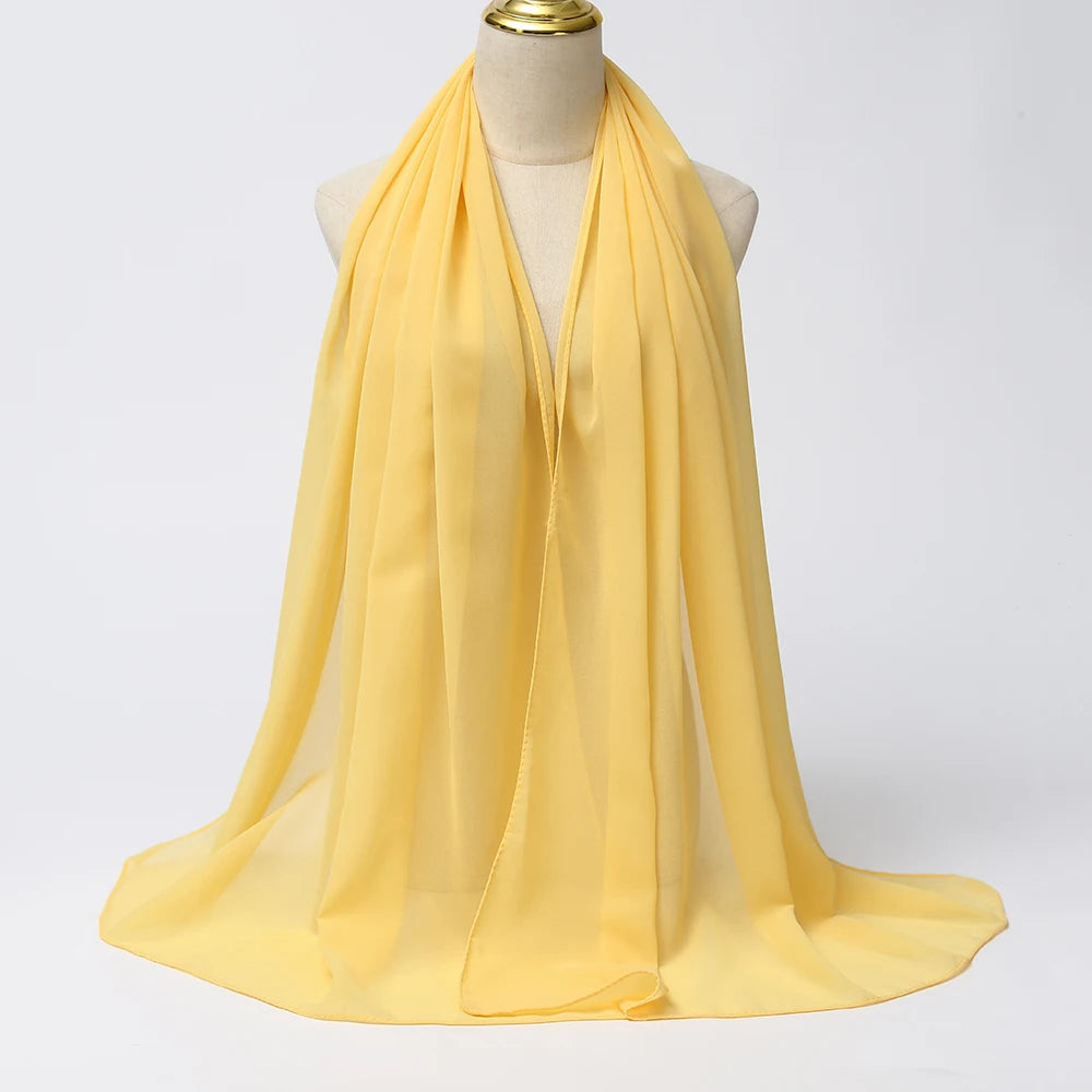 Helles gelbes Chiffon-Hijab-Schal um den Hals einer Mannequin
