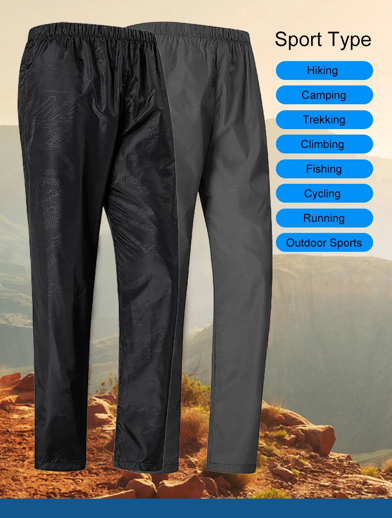 Ein Paar schwarze wasserdichte Wanderhosen vor einer natürlichen Outdoor-Kulisse.