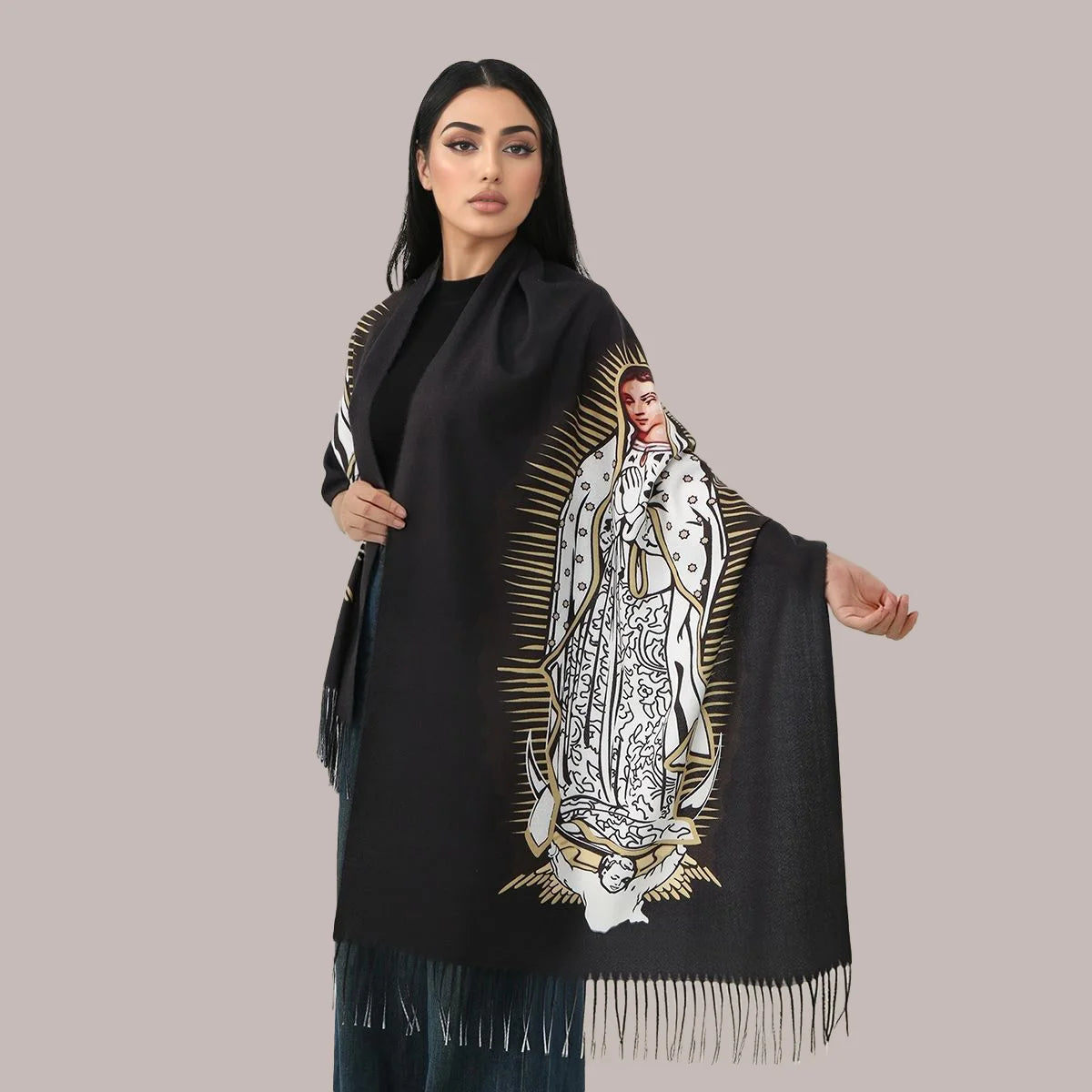 Una mujer modela una bufanda negra con un estampado personalizado de la Virgen de Guadalupe en la tela.