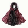 Foulard hijab drapé en modal rayon dégradé bordeaux foncé et noir.