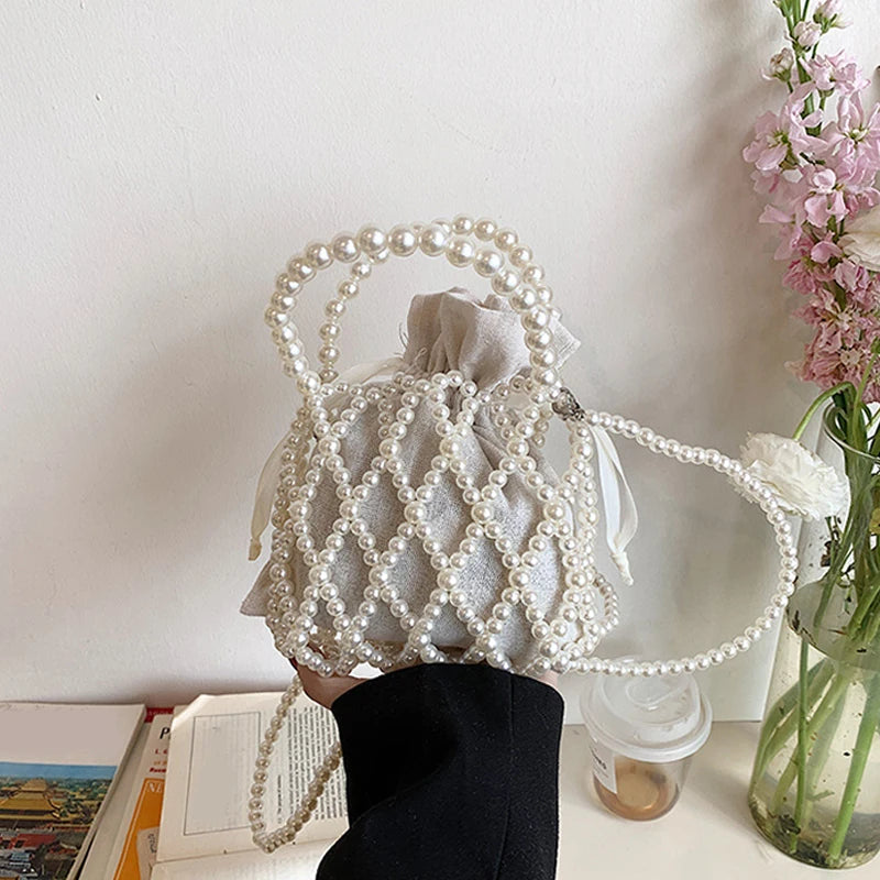 Handgefertigte Perlmutt-Korbtasche als Tote Bag vor weißem Hintergrund.