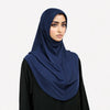 Eine Frau trägt einen eleganten marineblauen Modal-Jersey-Hijabschal und schwarze Kleidung.