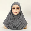 Modelin trägt einen einfarbigen grauen, sofort einsatzbereiten Hijab von vorne.