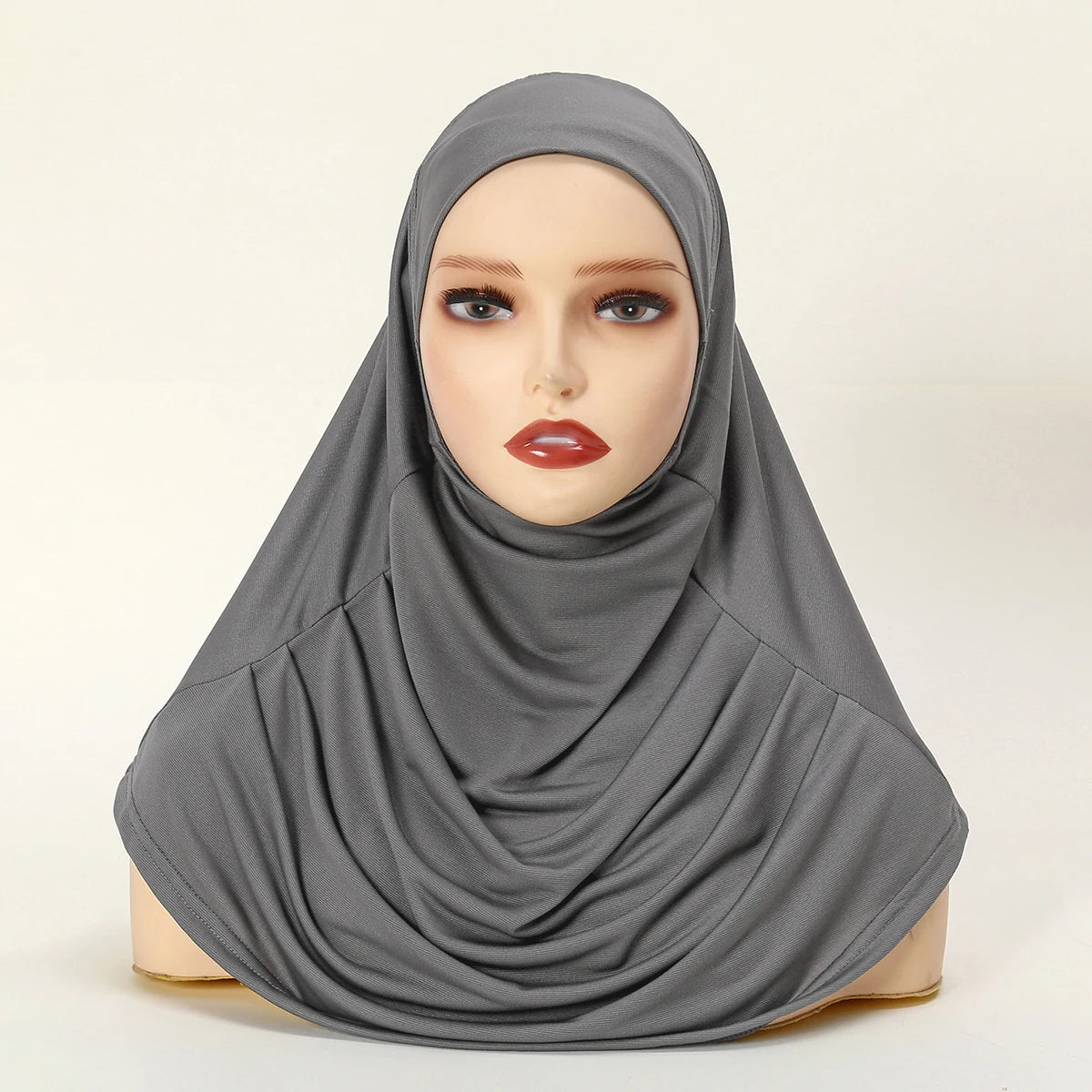 Modelin trägt einen einfarbigen grauen, sofort einsatzbereiten Hijab von vorne.