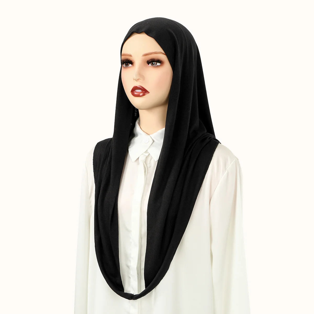 Eine Frau modelliert einen schwarzen, sofort einsatzbereiten Jersey-Hijab-Schal mit einem weißen Shirt.