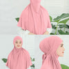 Eine Frau trägt einen rosa Sofortturban-Hijab, gezeigt in Ganz- und Nahaufnahmen.