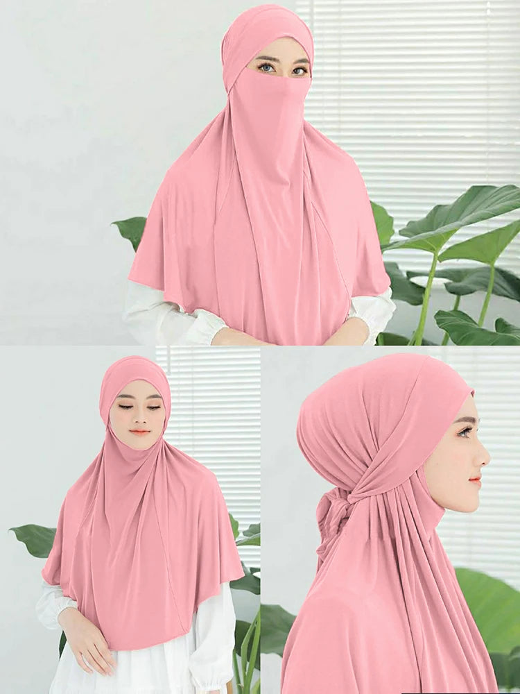 Eine Frau trägt einen rosa Sofortturban-Hijab, gezeigt in Ganz- und Nahaufnahmen.
