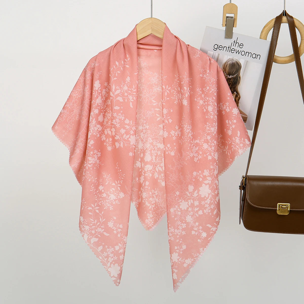 Rosa Blumen-Quadrat-Hijab-Schal auf einem Holzbügel