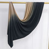 Pañuelo de algodón con degradado negro y bronce colgado en un palo de madera.