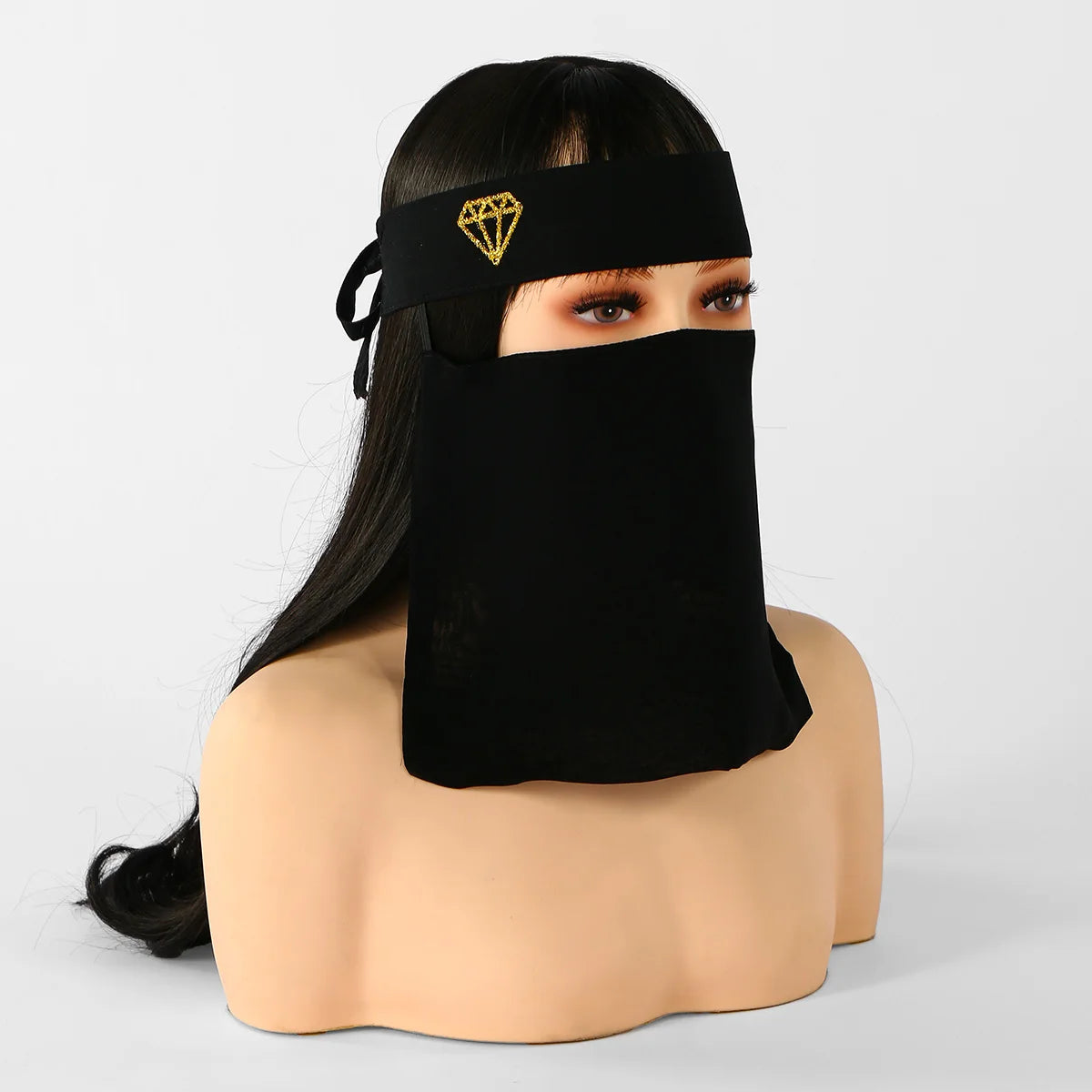 Schwarzer Face-Veil-Hijab mit goldener Diamantverzierung, getragen von einem Model.