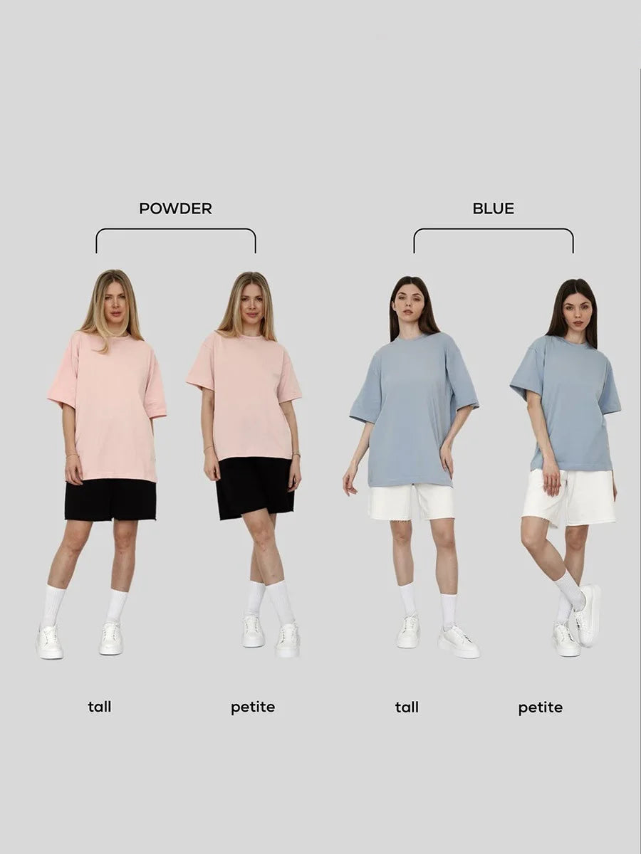 Cuatro modelos muestran la camiseta básica de algodón oversize de verano en rosa pálido y azul, con diferentes alturas.