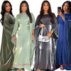 Cuatro modelos vistiendo abayas tipo batwing de satén largo en tonos verde, plata y azul.