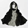 Foulard modal hijab drapé élégamment, dégradé noir et gris.