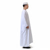 Mann in weißem arabischem Langarm-Thobe und traditioneller Kappe, im Profil stehend.