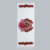 Una bufanda blanca con estampado de rosas rojas y rosas y una representación de la Virgen María de Guadalupe.