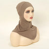 Ein Modell trägt einen einfarbigen braunen, dehnbaren Baumwoll-Hijab-Bonnet mit voller Bedeckung.