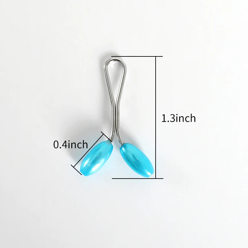 Un par de alfileres para pañuelos con prendedores de perla azul claro antideslizantes, mostrados con líneas de dimensión.