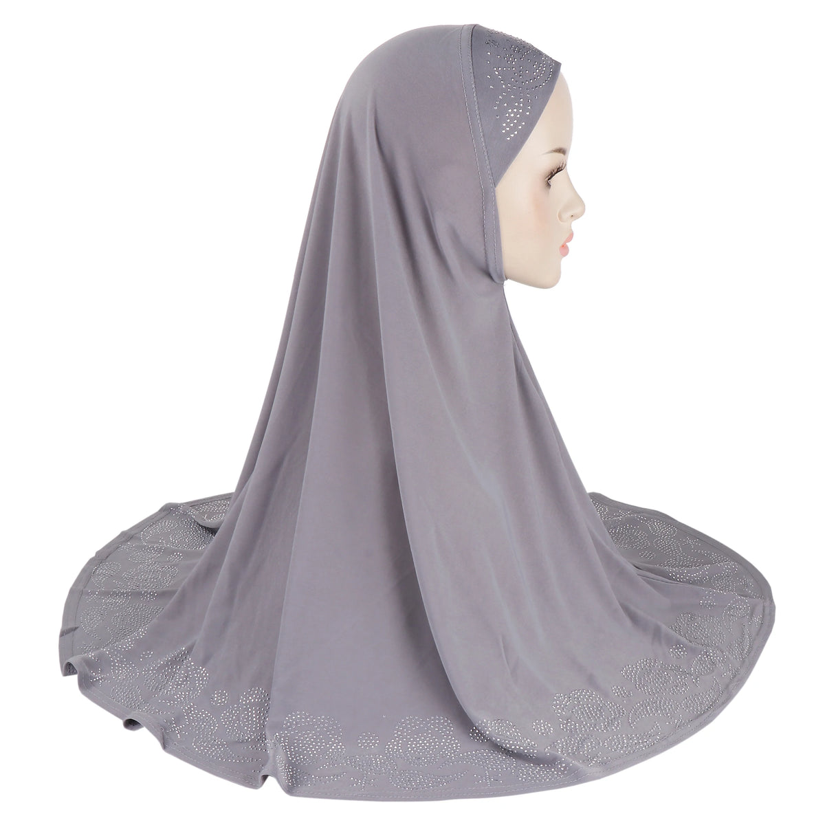 Pañuelo hijab de pedrería floral gris sólido, drapeado sobre la cabeza y el hombro de un maniquí.