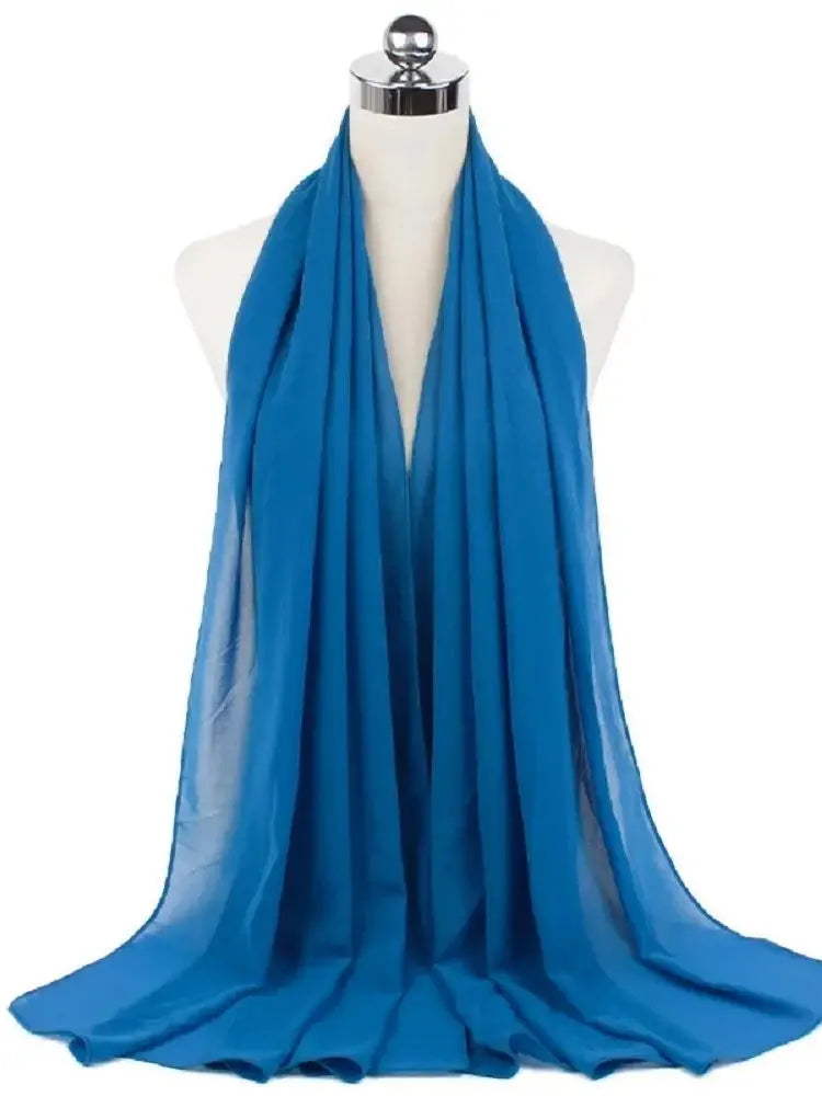 Helles blaues Chiffon-Hijab-Schal um den Hals eines Mannequins drapiert.