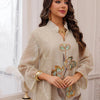 Eine Frau modelliert ein beige Abaya mit goldener Stickerei und Pailletten für Abendkleidung.