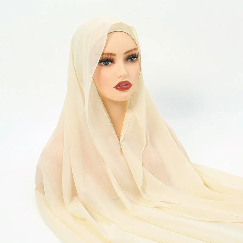 Modelin trägt einen hellbeigen Instant-Chiffon-Hijab mit Cap, Nahaufnahme.