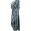 Dunkelgrün-weißes Tie-Dye Kimono-Überkleid auf einem Mannequin.