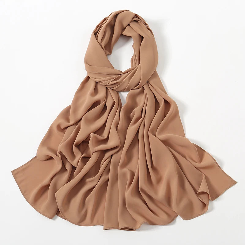 Fließender, fester beige Chiffon-Schal elegant um den Hals und die Schultern drapiert.