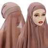 Primer plano de un conjunto de hijab y chal de gasa marrón usado por una modelo.
